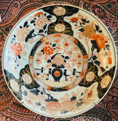 Plat en porcelaine à décor Imari, Chine ou...