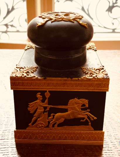 Encrier en tôle laquée verte à décor en bronze...