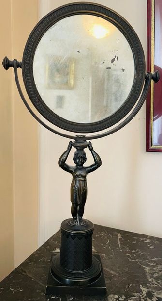 Miroir de table en bronze patiné. De forme...