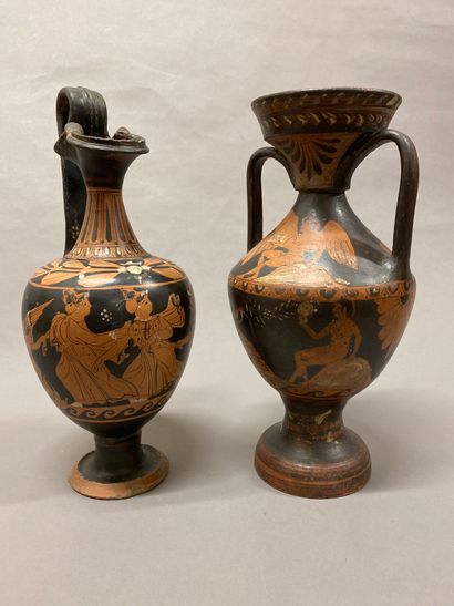 Vase amphore et oenochoé à figure rouge.
Dans...