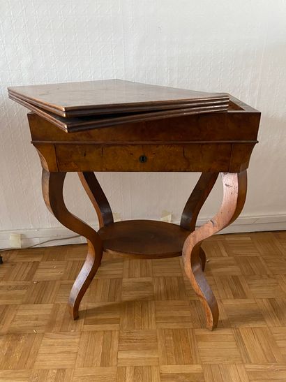 Table à jeu en placage d'acajou présentant...