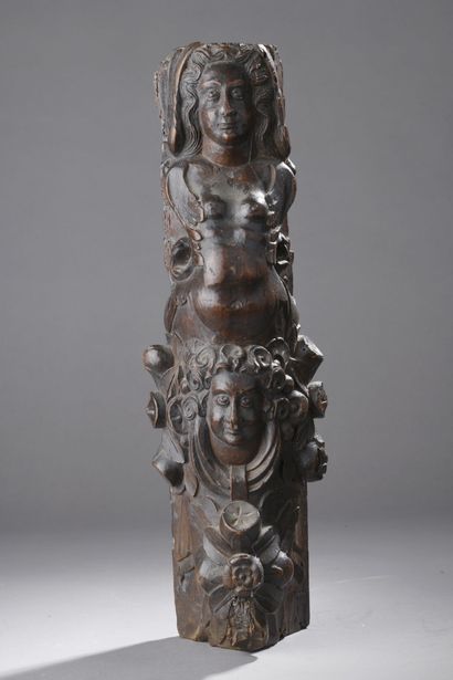 Partie d'un montant de meuble en noyer sculpté...