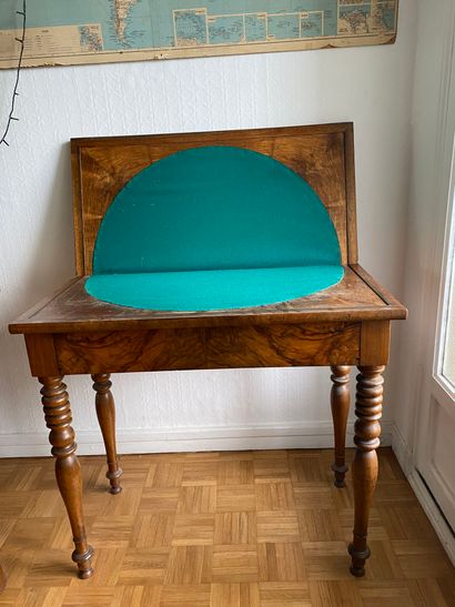 Table à jeu portefeuille en noyer tourné...