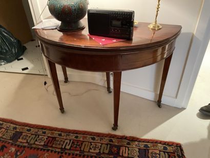 Table demi-lune en acajou.
XIXe siècle
H....