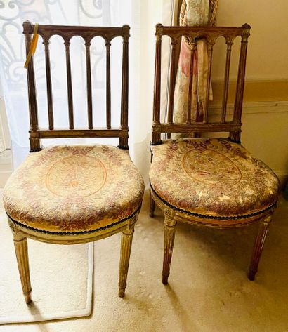 Paire de chaises en bois laqué à dossier...