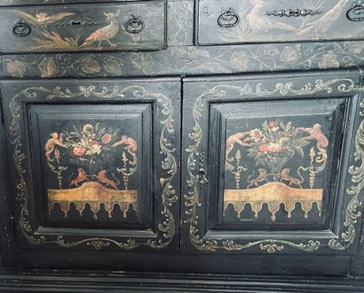Buffet en bois laqué polychrome sur fond...