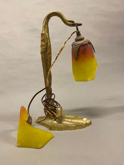 Trois lampes en bronze, faïence fine ou porcelaine...