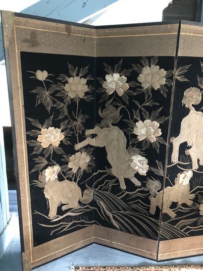 CHINE, vers 1920
Paravent à quatre feuilles...