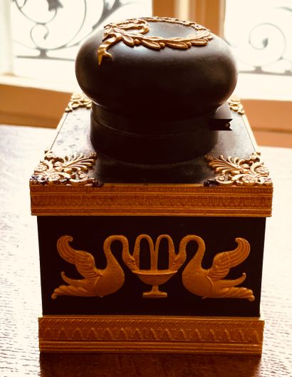 Encrier en tôle laquée verte à décor en bronze...