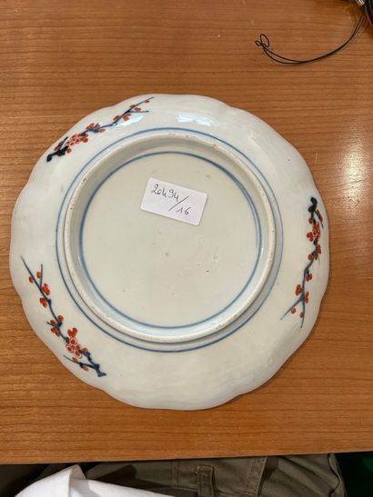 Assiette creuse en porcelaine à décor Imari...