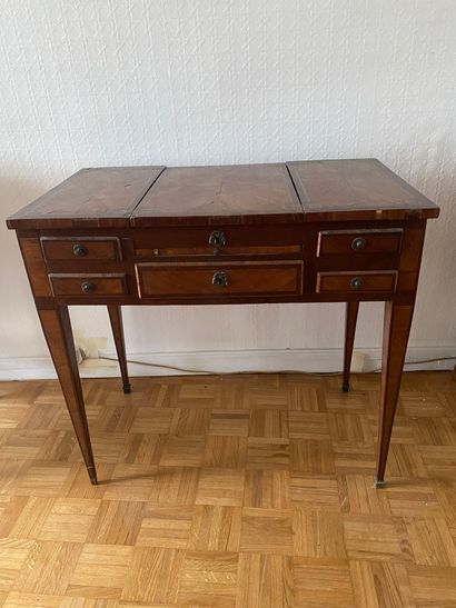 Table coiffeuse en placage de bois satiné...