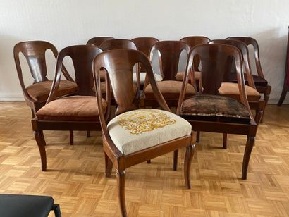 Suite de onze chaises gondoles en acajou...