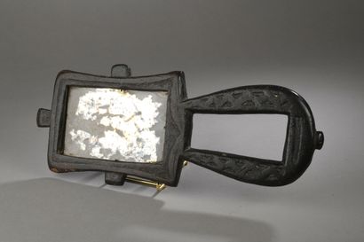 Miroir Igala, Nigéria. 
H. 43 cm