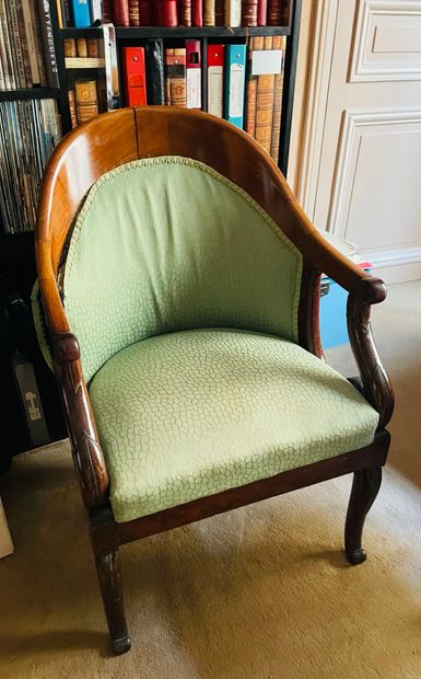 Paire de fauteuils gondole en acajou.
Époque...