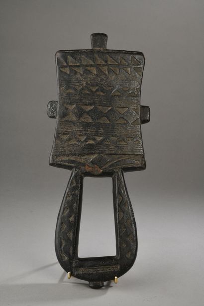 Miroir Igala, Nigéria. 
H. 43 cm
