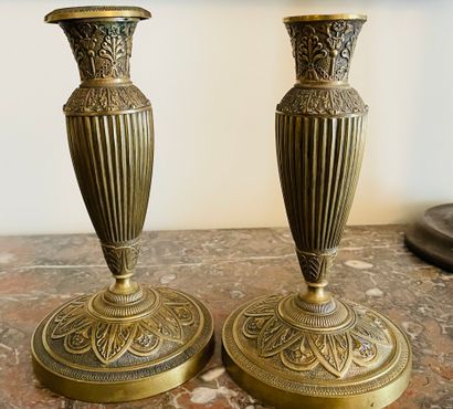 Paire de petits flambeaux en bronze. Décor...