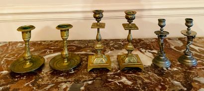 Lot comprenant trois paires de petits bougeoirs...