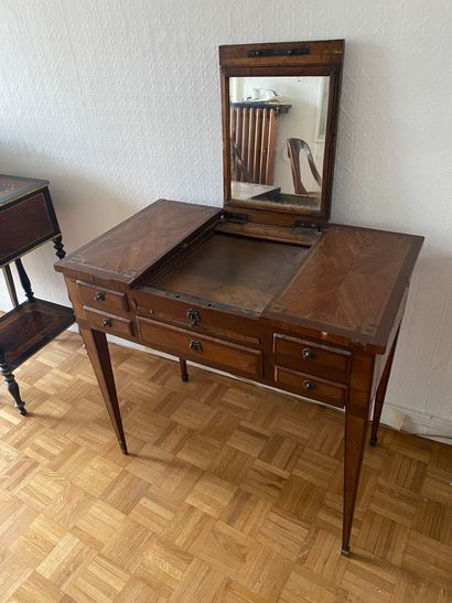 Table coiffeuse en placage de bois satiné...