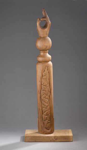 Quille de conscrit en bois sculpté figurant...