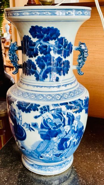CHINE, XVIIIe - XIXe siècle.
Vase balustre...