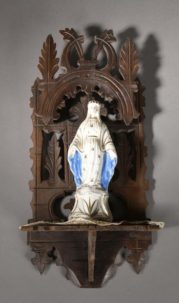 Trois souvenirs balnéaires
Un bénitier figurant...