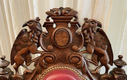 Important fauteuil d'apparat en chêne sculpté...