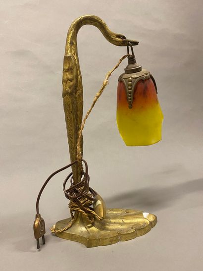Trois lampes en bronze, faïence fine ou porcelaine...
