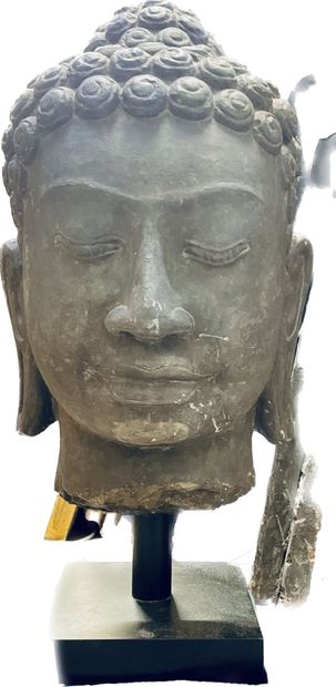 Tête de Bouddha en grès patiné, style Khmer...