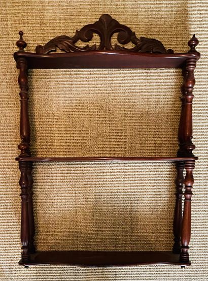 Étagère d'applique en acajou. 
XIXe siècle.
H....
