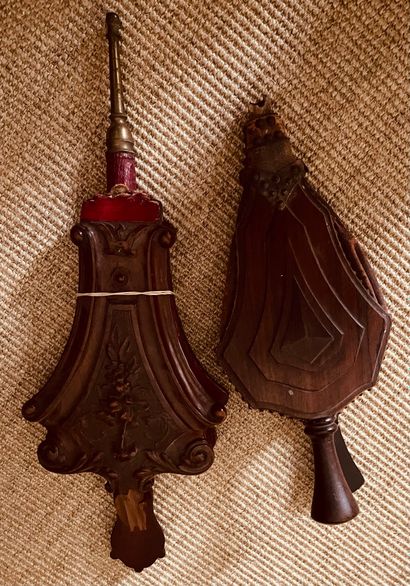 Deux soufflets en bois sculpté. 
XIXe siècle.
H....