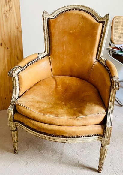 Bergère en bois mouluré et laqué gris.
Les...
