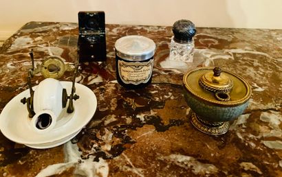 Lot comprenant quatre encriers (porcelaine,...