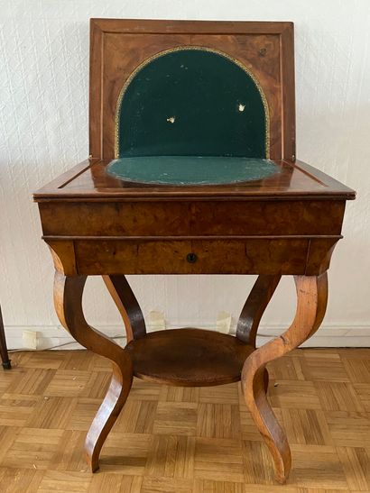 Table à jeu en placage d'acajou présentant...