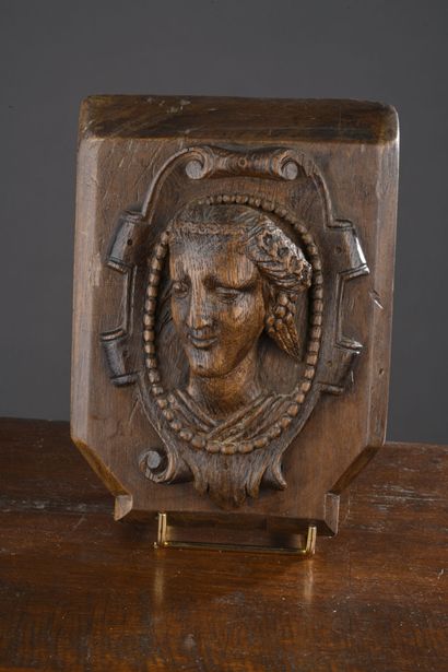 Partie d'un montant de meuble en noyer sculpté...
