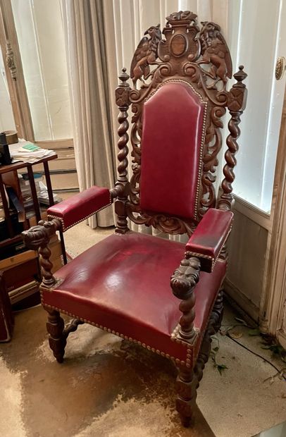 Important fauteuil d'apparat en chêne sculpté...
