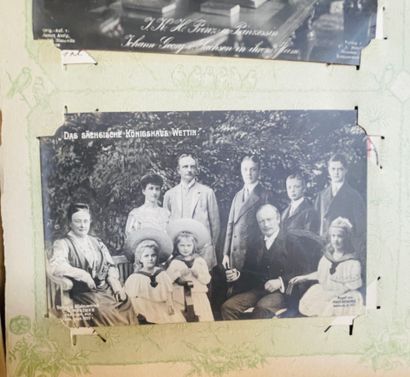 Un ensemble de cinq albums de cartes postales,...