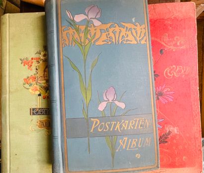 Un ensemble de cinq albums de cartes postales,...