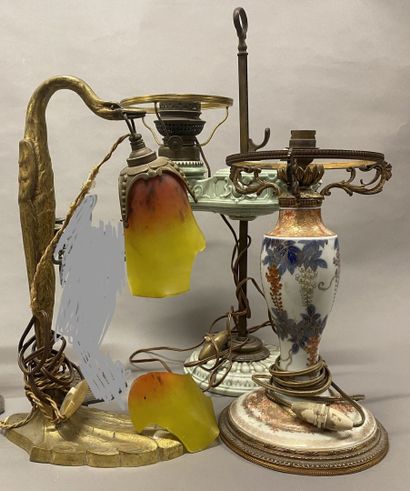 Trois lampes en bronze, faïence fine ou porcelaine...