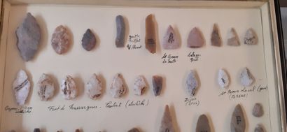 Panneau avec pointes de flèches en silex
H....