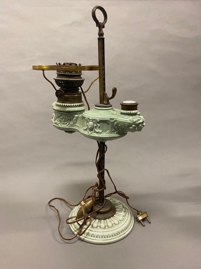 Trois lampes en bronze, faïence fine ou porcelaine...