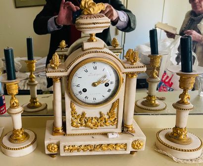 Garniture de cheminée en marbre blanc et...
