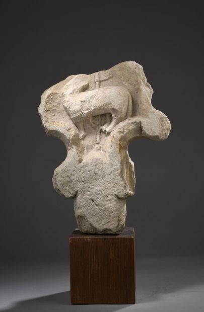 Élément en pierre sculpté de l'agneau Pascal....