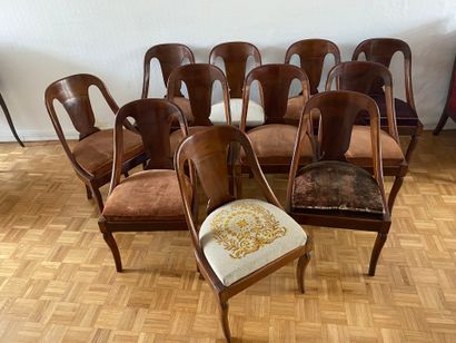 Suite de onze chaises gondoles en acajou...