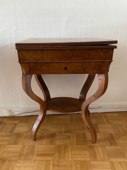 Table à jeu en placage d'acajou présentant...