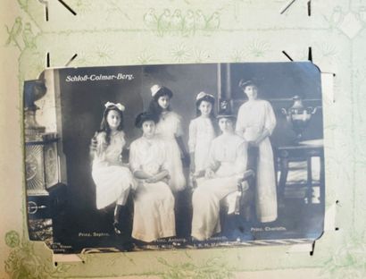 Un ensemble de cinq albums de cartes postales,...