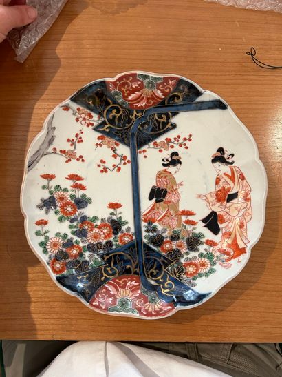 Assiette creuse en porcelaine à décor Imari...