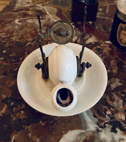 Lot comprenant quatre encriers (porcelaine,...