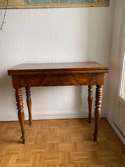 Table à jeu portefeuille en noyer tourné...