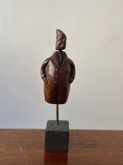 Statuette de gendarme en bois sculpté
H....