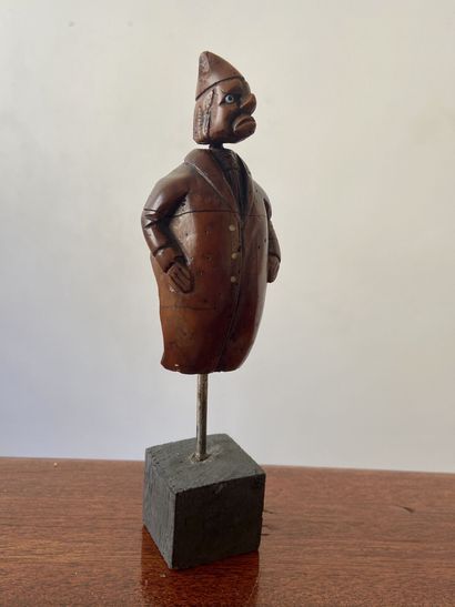 Statuette de gendarme en bois sculpté
H....